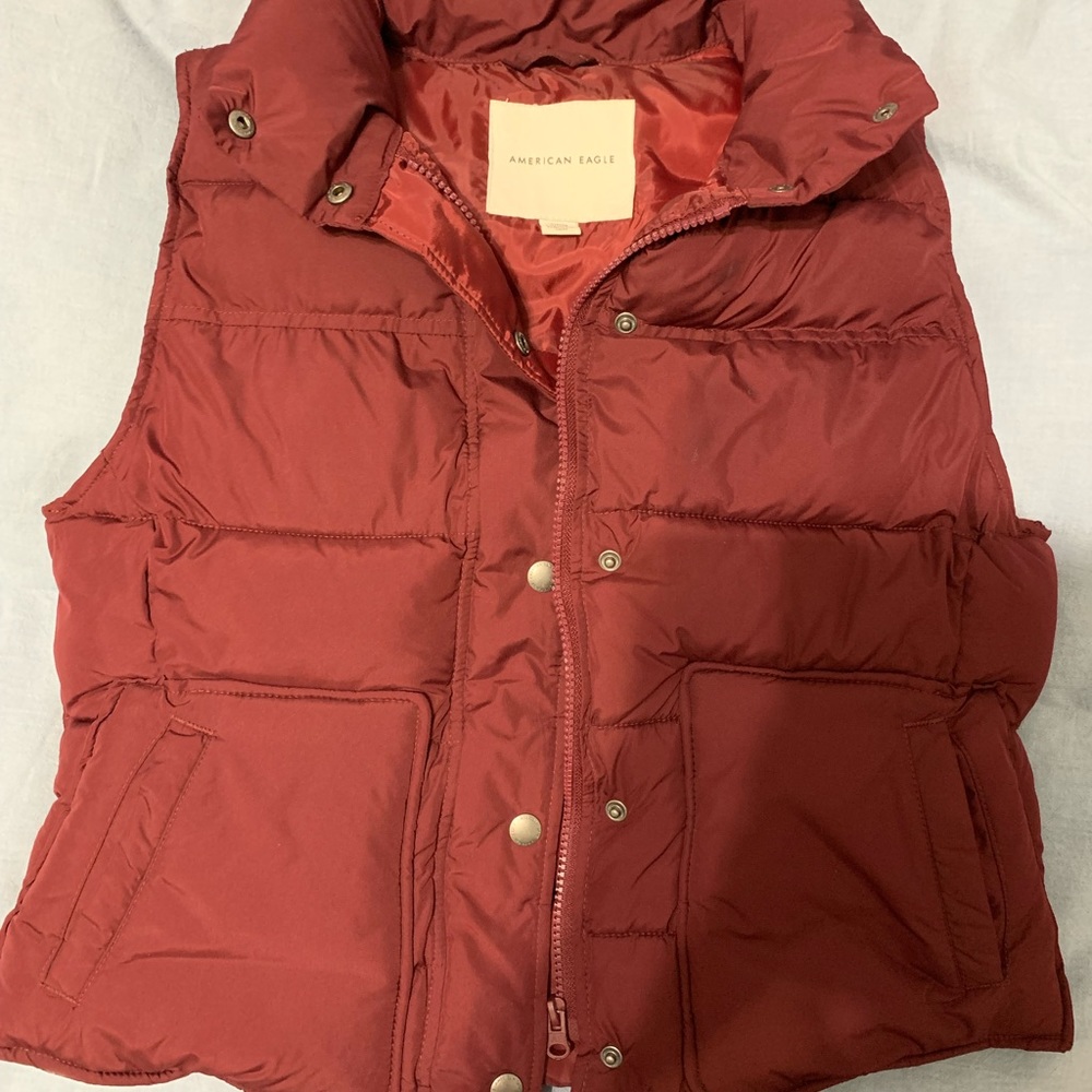 Brand new AE vest, size small, beautiful burgundy colour!